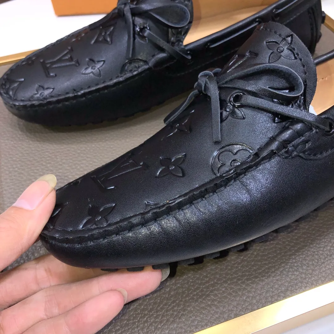 Men's men's shoes 💰420💰 [LV Doudou Shoes] (sheepskin lining) new model is on the market, available on the official website. The new Doudou shoes are processed into single-color materials, and the uppers are made of imported cowhide material. The body of the shoe is fully hemmed with mark thread, and is lined with imported original cowhide leather. The elegant shoe shape is super suitable for all-matching, and the size is 38-44.